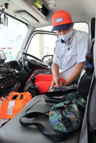 助手席にタブレット端末と弁当を置いて、いざ出動＝神戸市灘区