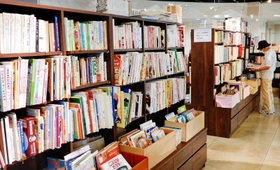 ７店舗が書棚をシェアする「神戸元町みなと古書店」＝神戸市中央区元町通４