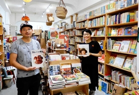 雑貨も扱う「花森書林」の森本恵さんと頓花慎太郎さん＝神戸市中央区元町通３