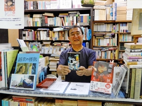 探偵小説に強い「うみねこ堂書林」。店主の野村恒彦さんが選ぶ一冊は、金田一耕助シリーズ「獄門島」＝神戸市中央区栄町通２