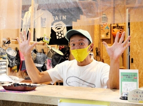 元気いっぱいの宮本昇店長が迎えてくれる＝神戸市長田区菅原通７、ワゴムクライミングジム