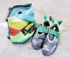 レンタルのクライミングシューズとチョークバッグ。着替えとタオルは持参しよう＝神戸市長田区菅原通７、ワゴムクライミングジム