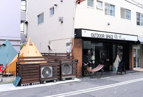 店の外観。左手にある黄色いテントが目印。天気が良い日はテント内で飲食も可能＝神戸市灘区城内通４