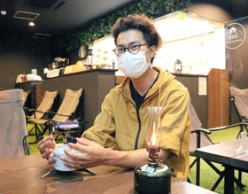 店長の小西翔也さん。初心者にもわかりやすく丁寧に説明してくれる。豊富な知識をもとにしたキャンプ話は、さらに興味が湧いてくる＝神戸市灘区城内通４