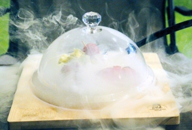 燻製調理の様子。食材の周りをモクモクと煙が包む。桜チップの香りが鼻腔をくすぐる＝神戸市灘区城内通４