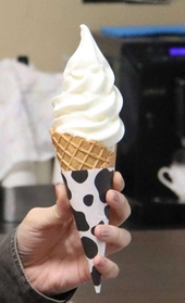 場内のミルクカフェで味わえる神戸チーズ入りソフトクリーム＝神戸市灘区六甲山町