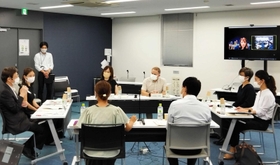 ＬＲＴを生かした未来のまちづくりを考えた座談会＝神戸市中央区新港町、神戸ポートオアシス（市提供）