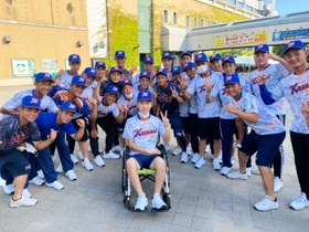 甲子園球場で観戦し、チームメートと写真に収まった岡木優之介外野手（中央）＝西宮市甲子園町、甲子園球場（上里田哲英コーチ提供）