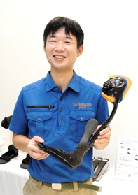 パラ卓球の友野有理らの装具をサポートする、澤村義肢製作所の佐野太一さん＝神戸市中央区港島南町３