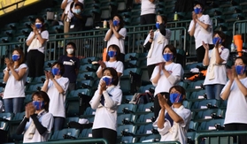近江に敗戦。創部初の「夏８強」をたたえる応援団（撮影・小林良多）＝西宮市甲子園町、甲子園球場