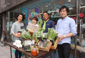 新鮮な朝採れ野菜を販売する（左から）吉田祐子さん、佳山奈央さん、安尾憲太郎さん、内田辰彦さん＝ポルト