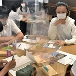 高校生の立場でできる震災支援活動の方法を考える生徒たち＝神戸市中央区生田町１