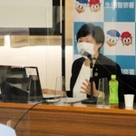 百貨店で店員の接客教育を担当している太田陽子さんが講師を務めた生田署の署員研修＝生田署