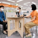 「ビーチサンダルの日」に合わせ、ＰＲのためビーサンを履いて業務に当たる区役所職員＝長田区役所