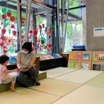 広々とした図書コーナーで絵本を読む親子＝神戸市兵庫区新開地５