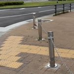 点字ブロックの上に張られていた鎖＝神戸市中央区波止場町５