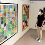 色鮮やかな大小の絵画が並ぶ会場＝神戸市灘区原田通３