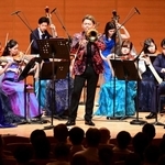 世界的トロンボーン奏者の玉木優さん（中央）と共演するスーパーストリングスコーベのメンバー＝神戸新聞松方ホール（撮影・中西幸大）