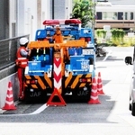 現場では他車の迷惑にならないよう、道路脇ぎりぎりに駐車＝神戸市灘区