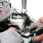 電気がショートしないように気を配りながらバッテリー交換をしていく＝神戸市須磨区