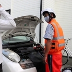 コミュニケーション力は不可欠。バッテリーの最終交換時期や車に乗る頻度を聞く＝神戸市須磨区