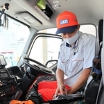 助手席にタブレット端末と弁当を置いて、いざ出動＝神戸市灘区