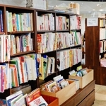７店舗が書棚をシェアする「神戸元町みなと古書店」＝神戸市中央区元町通４