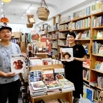 雑貨も扱う「花森書林」の森本恵さんと頓花慎太郎さん＝神戸市中央区元町通３