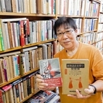 「武術本なら任せて」と話す、サンコウ書店の西川和秀さん＝神戸市中央区元町通４