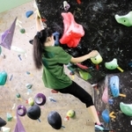 軽やかに登る中学生クライマー＝神戸市長田区菅原通７、ワゴムクライミングジム