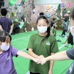 ゴールできると、周囲の人が「ナイス」と声を掛けグータッチを交わす＝神戸市長田区菅原通７、ワゴムクライミングジム