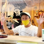 元気いっぱいの宮本昇店長が迎えてくれる＝神戸市長田区菅原通７、ワゴムクライミングジム