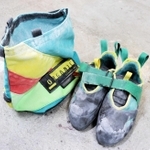 レンタルのクライミングシューズとチョークバッグ。着替えとタオルは持参しよう＝神戸市長田区菅原通７、ワゴムクライミングジム