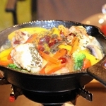 自分で煮込んだアヒージョ。食欲そそられるオイルやにんにくの匂いがたまらない＝神戸市灘区城内通４