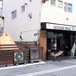 店の外観。左手にある黄色いテントが目印。天気が良い日はテント内で飲食も可能＝神戸市灘区城内通４