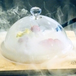 燻製調理の様子。食材の周りをモクモクと煙が包む。桜チップの香りが鼻腔をくすぐる＝神戸市灘区城内通４