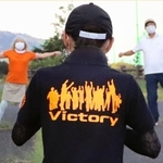 制作したＴシャツの背中には「Ｖｉｃｔｏｒｙ」の文字が書かれている＝神戸市須磨区横尾４