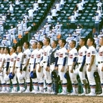 長崎商にサヨナラ勝ちし、８強入りを決めた神戸国際大付の選手たち＝甲子園球場（撮影・鈴木雅之）