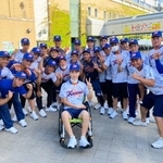 甲子園球場で観戦し、チームメートと写真に収まった岡木優之介外野手（中央）＝西宮市甲子園町、甲子園球場（上里田哲英コーチ提供）