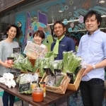 新鮮な朝採れ野菜を販売する（左から）吉田祐子さん、佳山奈央さん、安尾憲太郎さん、内田辰彦さん＝ポルト