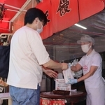熱々の豚まんが、飛ぶように売れていく＝神戸市中央区元町通２、老祥記
