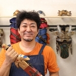 「ドラゴンクエスト」など犬のコスプレ衣装を制作する岡忠生さん＝神戸市須磨区