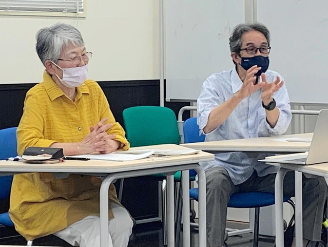 １９７８年に市民中心で保育園を立ち上げた経緯を話す堀内雅代さん（左）と山本健治さん＝神戸市長田区久保町６