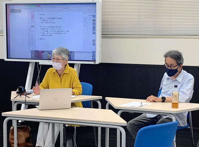 １９７８年に市民中心で保育園を立ち上げた経緯を話す堀内雅代さん（左）と山本健治さん＝神戸市長田区久保町６