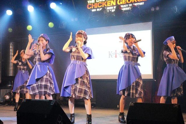 新衣装の帽子は青とチェックの２パターン。神戸をイメージしたいかりマークがついている＝神戸市中央区下山手通２