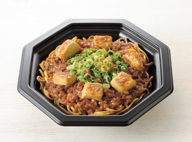南京町のシェフが監修し、１４日からローソンで販売される「シビ辛麻婆焼そば」（同社提供）
