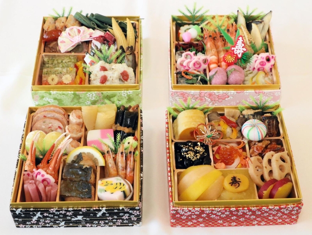 学生が考案したおせち料理。四季にちなんで４段に分け、海外の正月料理のアイデアも取り入れている＝神戸市中央区港島１