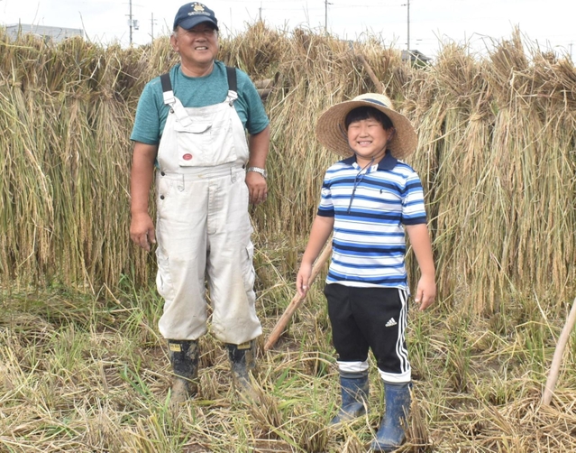 米作りに挑戦した小学３年の新宅佑輔君（右）と師匠の中井知広さん＝神戸市西区神出町宝勢