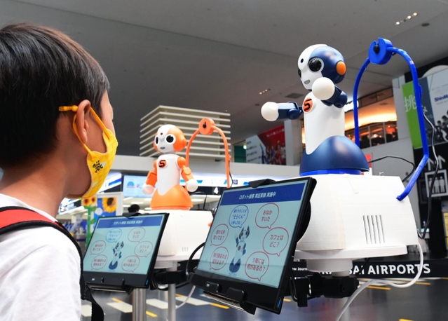 子どもたちを楽しませる神戸空港のロボット＝神戸市中央区神戸空港（撮影・坂井萌香）