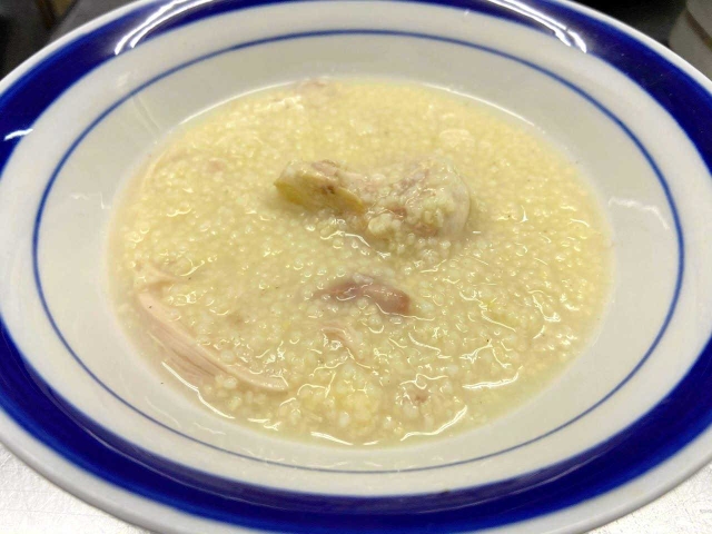 鶏肉のうま味とアワの食感が楽しめる